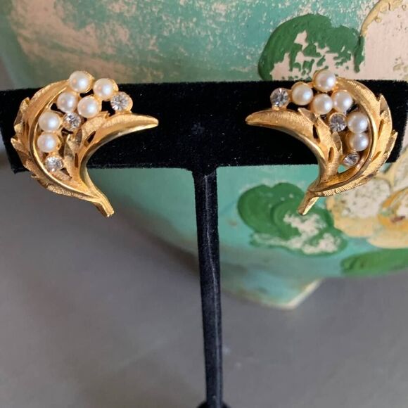 Beautiful Pearl and Rhinestone Earrings in Gold wash, Vintage - Picture 1 of 6